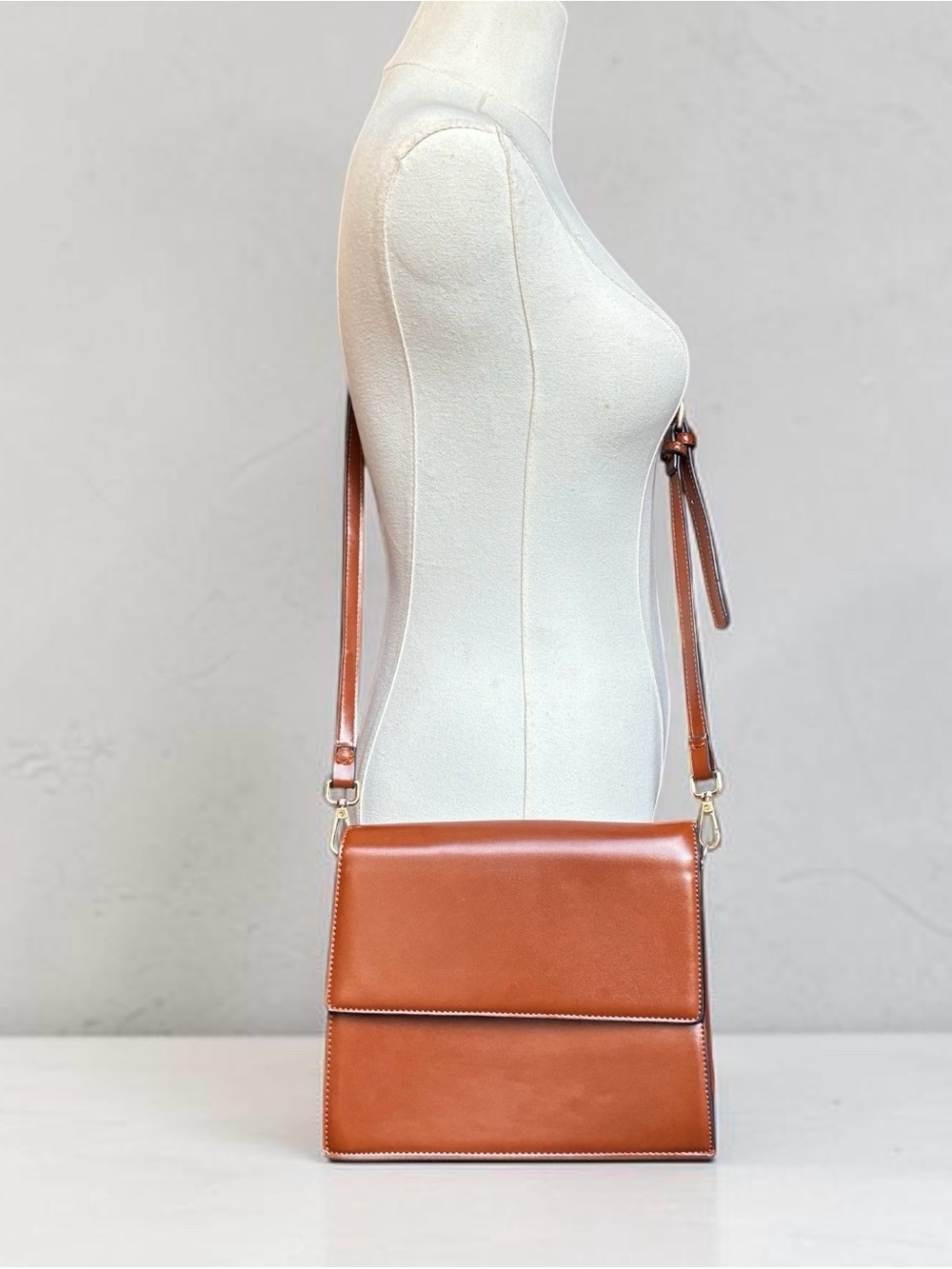 Classic Tan Leather Crossbody Bag - Elegant Everyday Shoulder Bag
